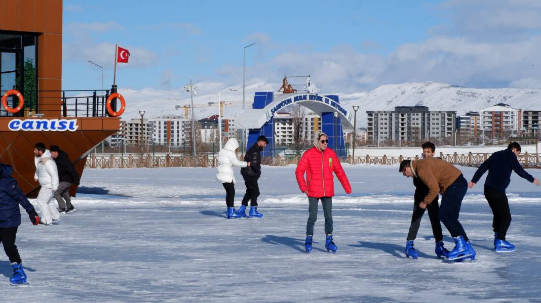 Erzurum'da buz tutmuş havuzda paten keyfi - Resim: 6